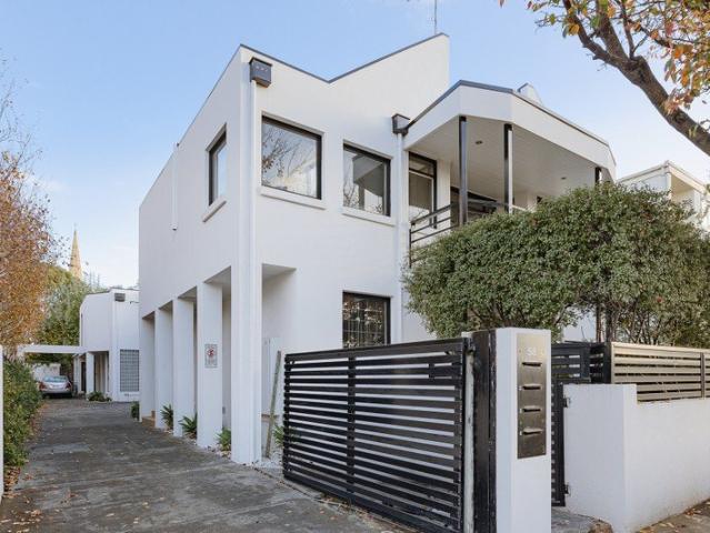 LUXURY LIVING IN THE HEART OF SOUTH YARRA Includes WM and Dryer