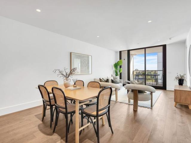 Luxury Living in this Brand New Executive Apartment Uninterrupted Breathtaking Views of the CBD and Park Surrounds