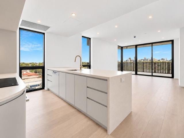 Luxury Living in this Brand New Executive Apartment Uninterrupted Breathtaking Views of the CBD, Park Surrounds and Coast with Northerly aspect