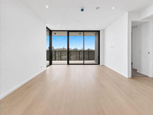 Luxury Living in this Brand New Executive Apartment Uninterrupted Breathtaking Views of the CBD, Park Surrounds and Coast with Northerly aspect