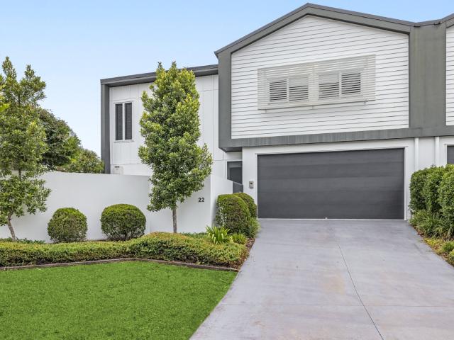 Luxury living in'the carlyle terraces'