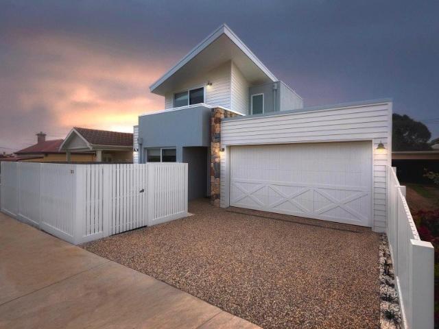 Luxury Living, Prime Position To Our Foreshore