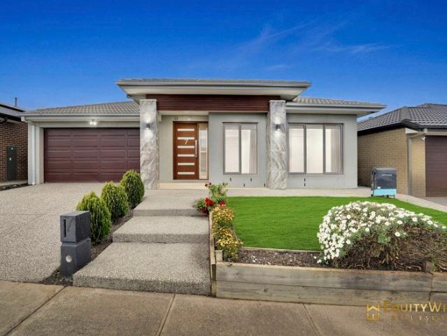 Luxury Living! Pristine Location!