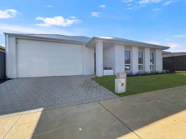 Luxury Living Redefined in Prestigious Baldivis Grove