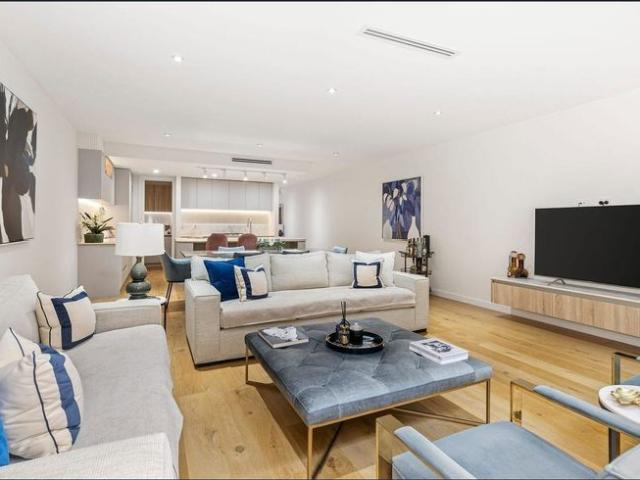 Luxury Living Steps from Keilor Road
