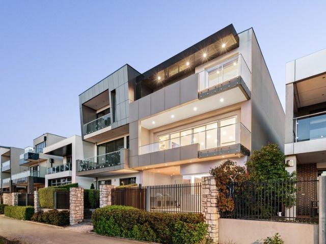 Luxury Living. Uninterrupted City & Lake Caroline Views