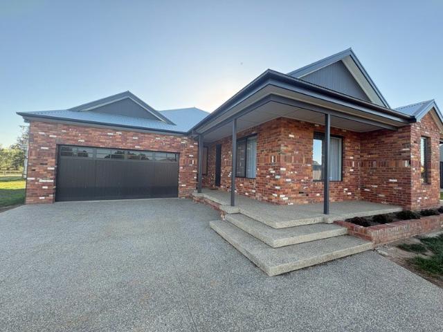 Luxury Living with Gardening & Electricity Included!