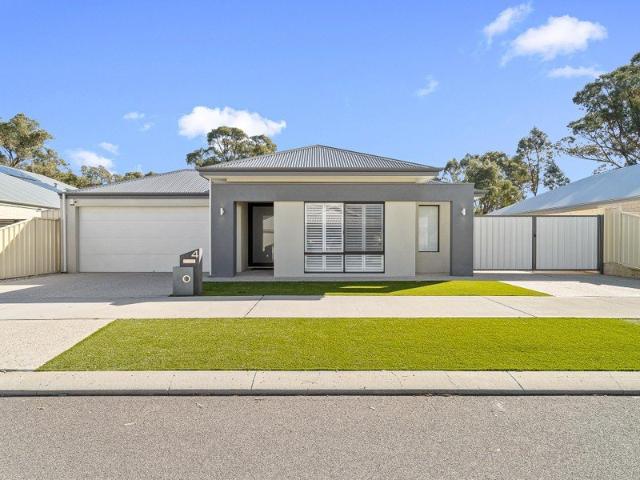 Luxury living with mature reserve views in prestigious Madora Bay