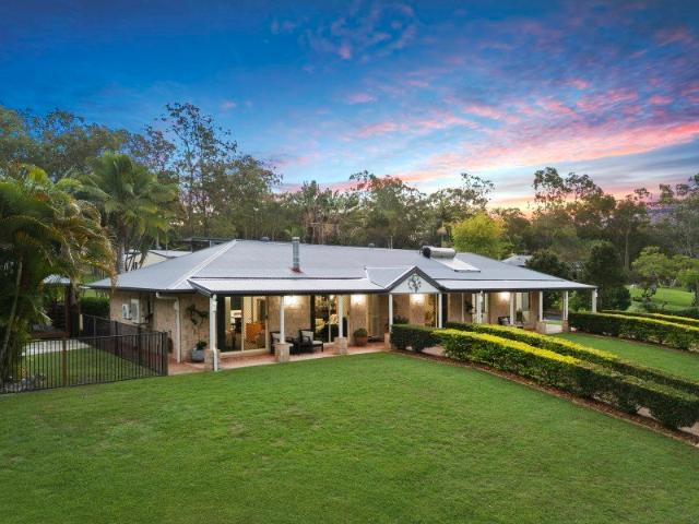 The Ultimate Entertainer With Shed On 2+ Acres