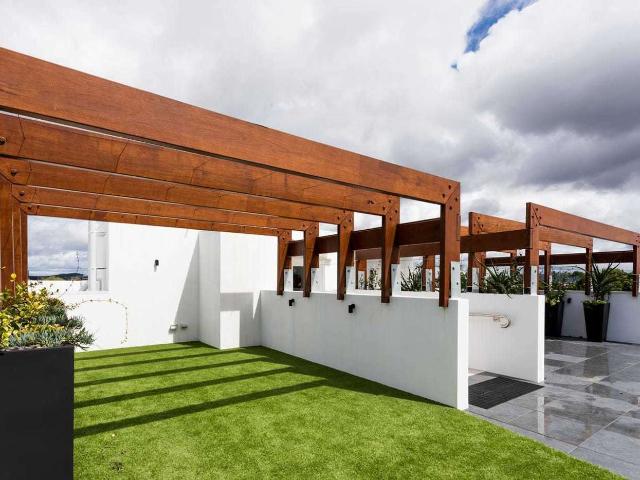 Luxury Living with Spectacular Rooftop Views !