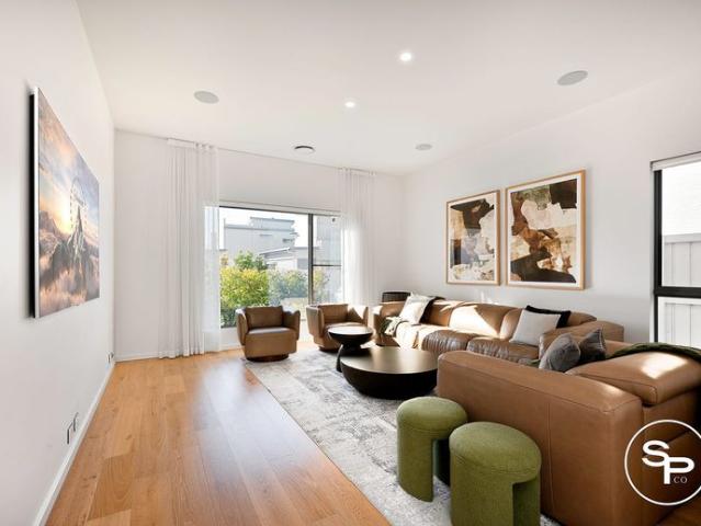 Luxury Living with Pool & Tennis Court Access – Norman Estates