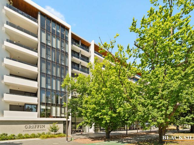 Luxury Living with Pool, Gym & Sauna in Reid.