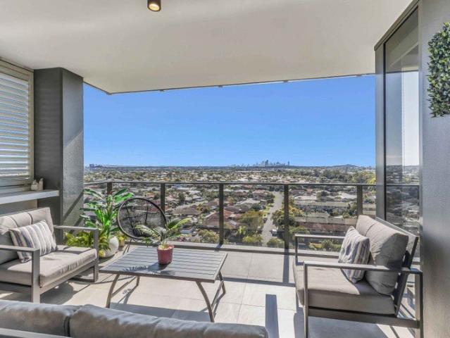 Luxury Living with Panoramic Views in the Heart of Burleigh Waters !
