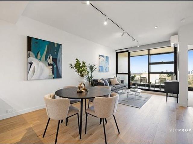 Luxury Living with Views, Versatility & Unbeatable Convenience