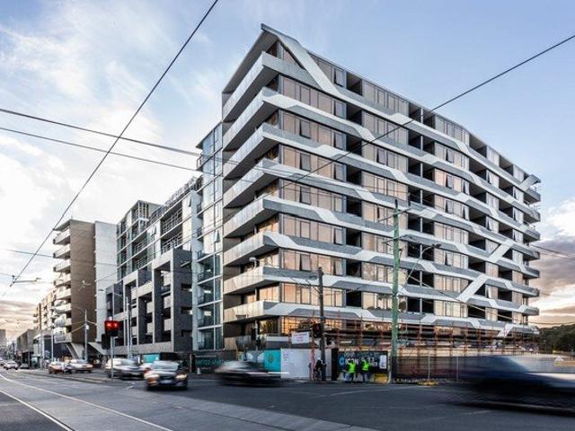 LUXURY LIVING WITH YARRA VIEWS!
