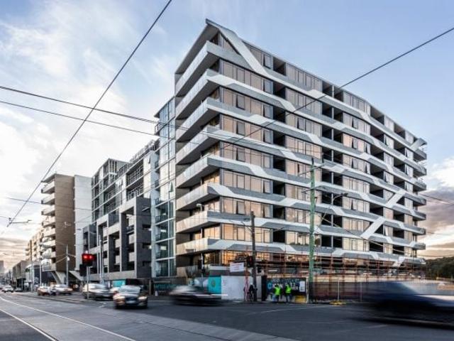 LUXURY LIVING WITH YARRA VIEWS!