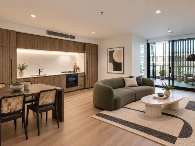 LUXURY LIVING WITH YARRA VIEWS!