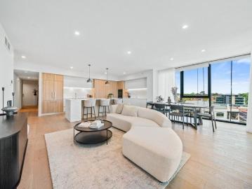 Luxury & Lifestyle in one of Applecross's most sought after addresses