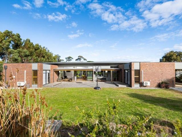 Luxury Lifestyle Living on 1 acre on the Coombes Rd Strip