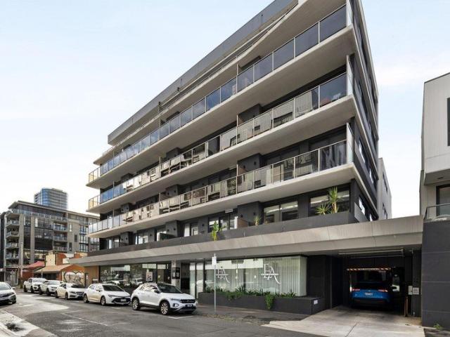 Luxury, lifestyle & location in central Moonee Ponds!