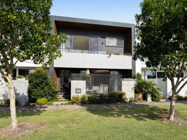 Luxury, Lifestyle & Location 4 Bedroom, 3 Bathroom Home in Sunshine Cove