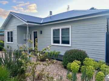 Luxury Lifestyle Property In the Heart of Trentham Town! 33 Cosmo Road Trentham