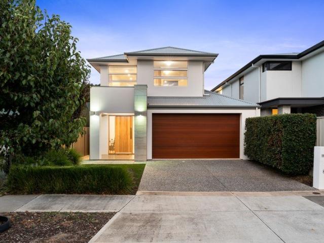 Luxury, Light & A Leisurely Stroll To Linear Park