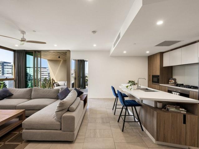 Luxury Lume Living with Private Sky Suite and Captivating Views