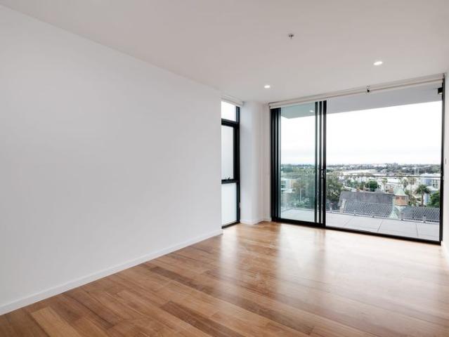 Luxury Modern Apartment with Stunning Harbour & Marina Views