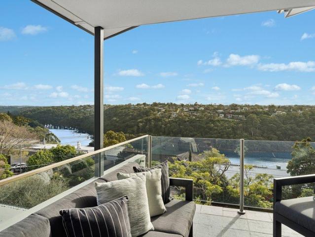Luxury modern home with sweeping harbour panoramas