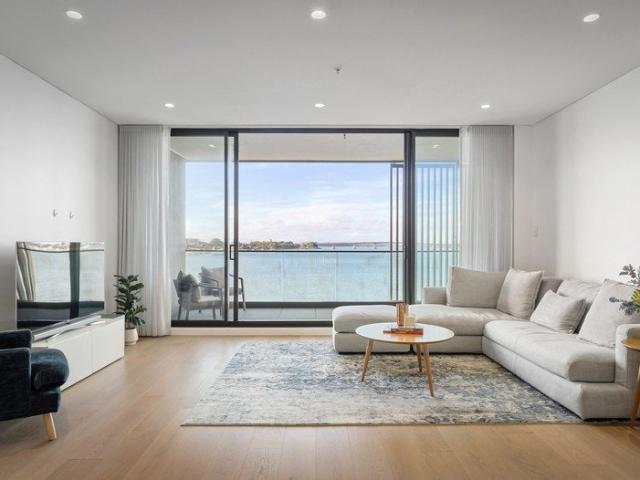 Luxury modern lifestyle on the shores of the bay