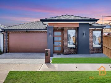 LUXURY MODERN LIVING HIGH END 4 BEDROOM HOME WITH DESIGNER INCLUSIONS!
