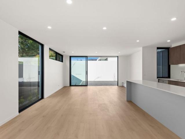 Luxury Modern Residences in superb family location