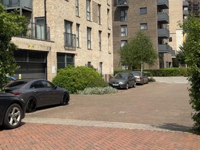 Luxury modern 2 bed/2 bath Flat close to tube