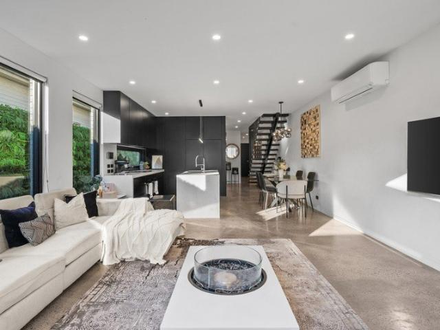 Luxury Moonee Ponds living steps from shops and parks