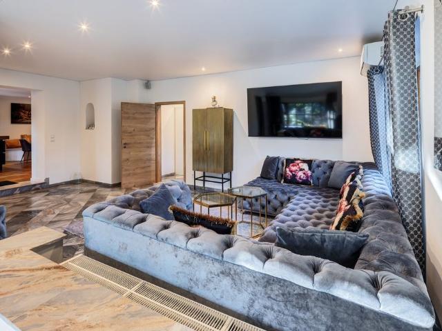 Luxury mansion half for rent with garden
