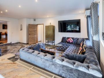 Luxury mansion half for rent with garden