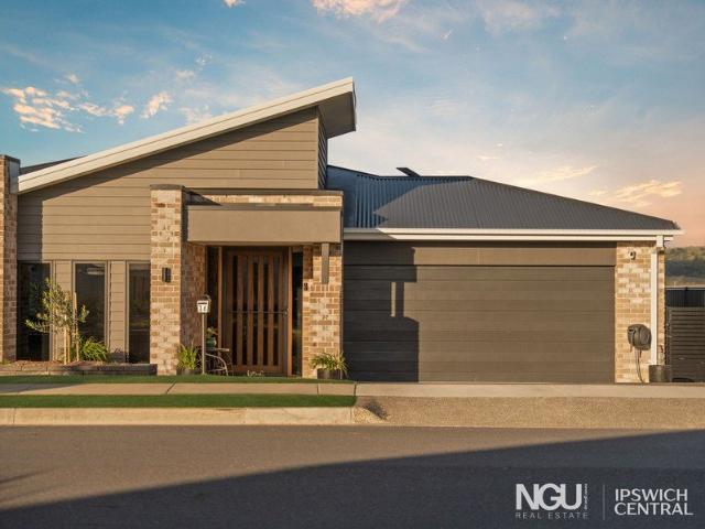 LUXURY METRICON HOME WITH BREATHTAKING MOUNTAIN VIEWS, RESORT STYLE POOL & INDUSTRY LEADING SOLAR