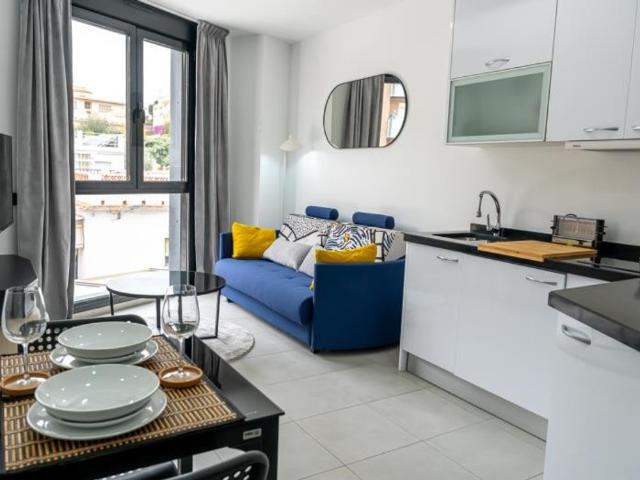 Luxury Meets Convenience: Contemporary Apartment i