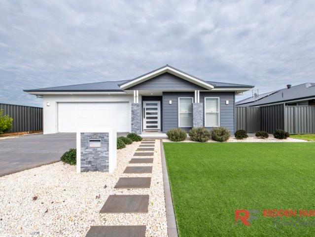Luxury Meets Lifestyle in Keswick Estate!