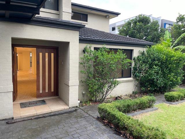 Luxury Multiple Living & Stylish & Contemporary Family Home with Double Garage and Multi Parking Space