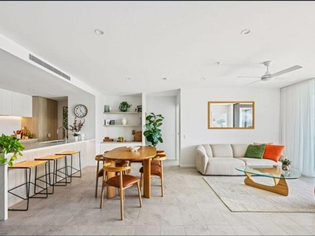 Luxury North Facing Apartment with Ocean & Burleigh Hill Views