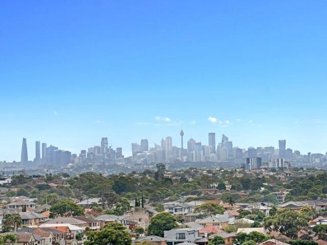 Luxury North Facing Apartment with Sweeping City Views