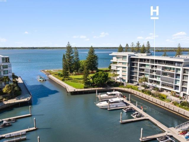 Luxury North Facing, Spectacular Broadwater Views