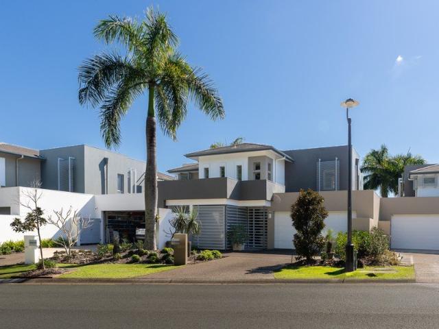 Luxury North facing waterfront apartment