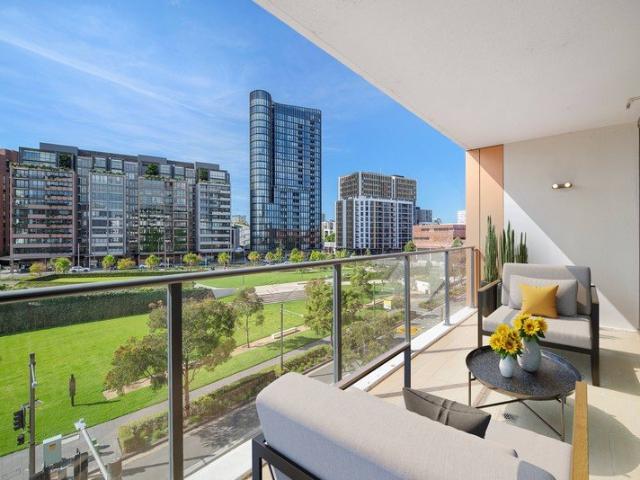 Luxury North Facing 3 Bedroom Apartment with 2 Parking in Green Square
