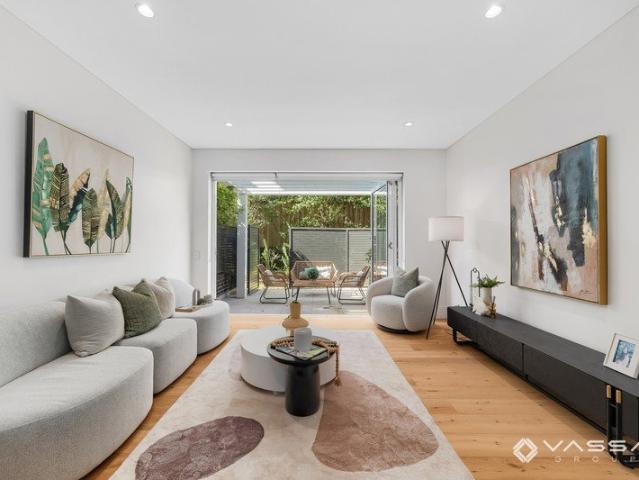 Luxury North Shore Townhouse with North Facing Courtyard and Two Parking Spaces in Pymble