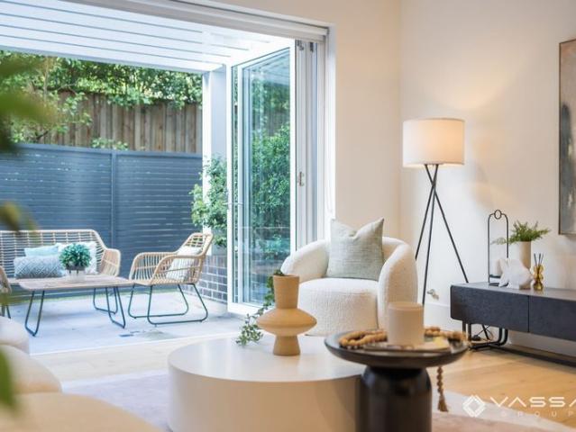 Luxury North Shore Townhouse with North Facing Courtyard and Two Parking Spaces in Pymble