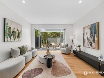 Luxury North Shore Townhouse with North Facing Courtyard and Two Parking Spaces