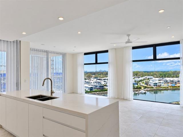 Luxury New built Waterfront Apartment in Hope Island